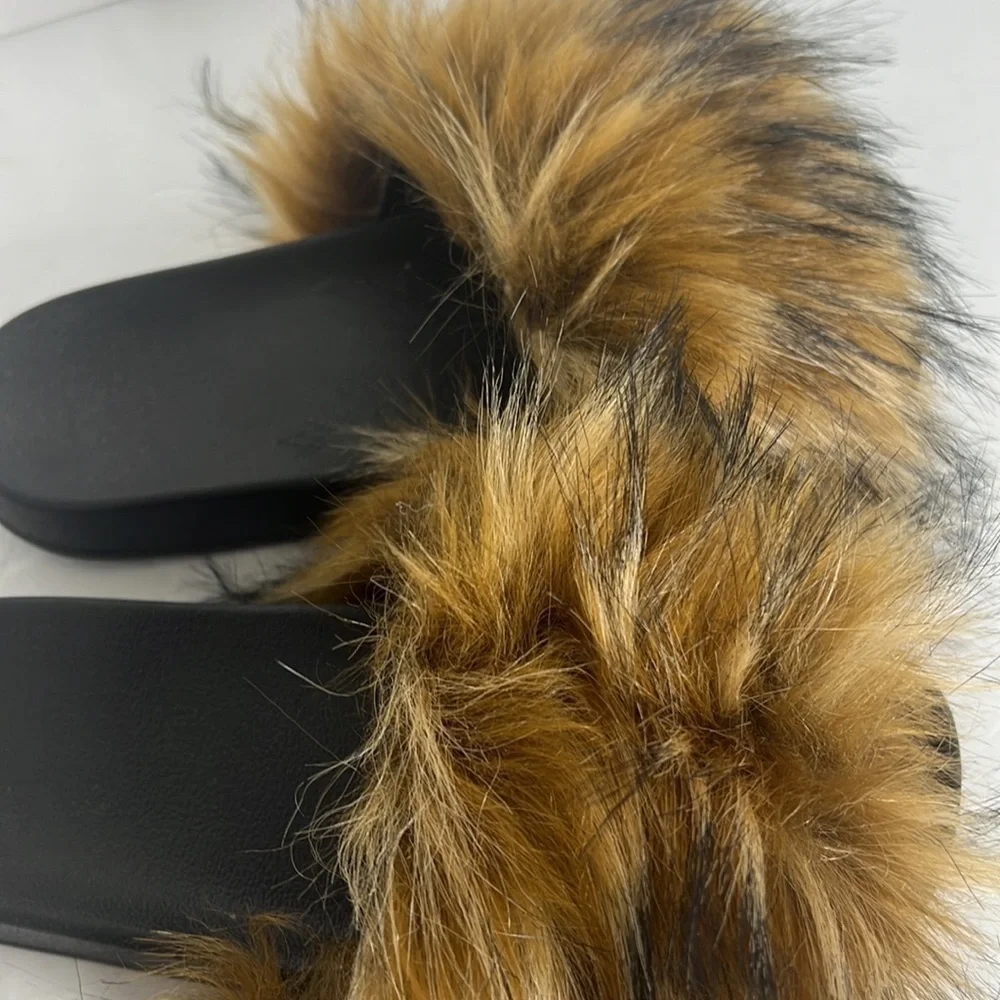 WOMANS FURRY SLIP ON SANDALS SIZE 7